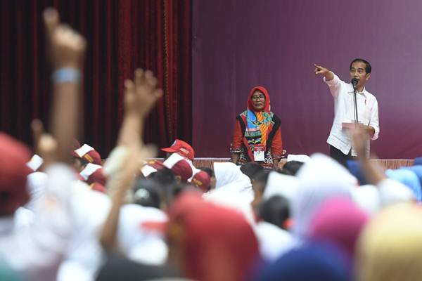  Presiden Jokowi Bagikan Kartu Indonesia Pintar di Gresik