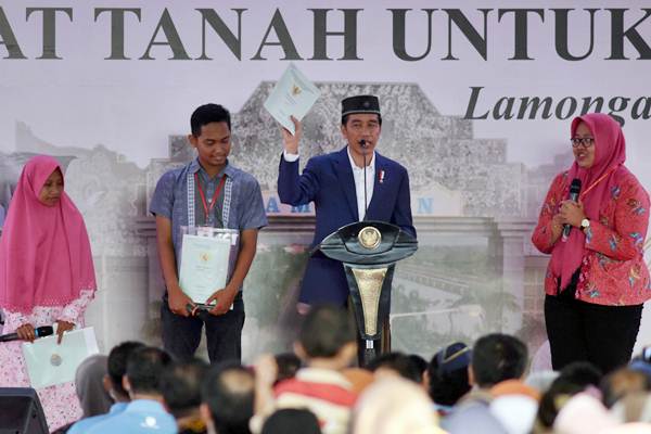  Presiden Jokowi Bagikan Sertifikat Tanah untuk Warga Jatim