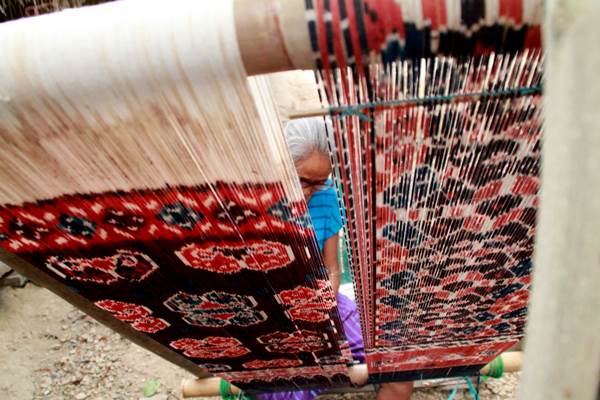  Dari Hobi Koleksi Kain Tradisional hingga Menjadi Tas 