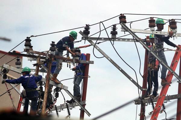 Teknisi melakukan perawatan rutin perbaikan jaringan listrik di Makassar, Sulawesi Selatan, Senin (12/2)./JIBI-Paulus Tandi Bone