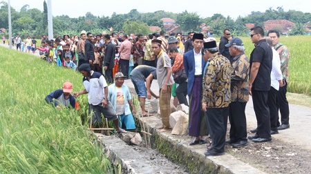  Pakai Kopiah dan Sarung, Presiden Jokowi Tinjau Proyek Irigasi di Cirebon