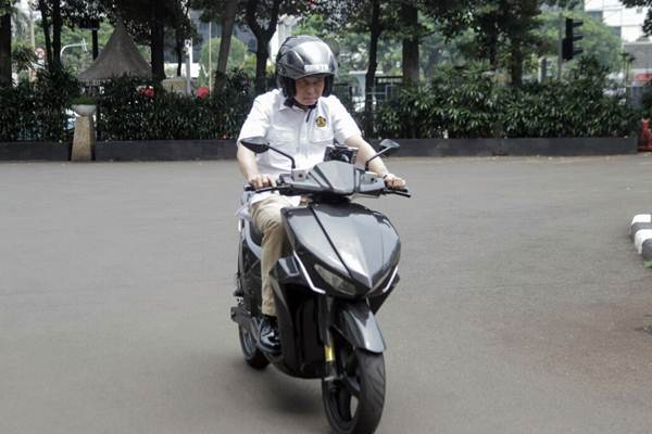  SEPEDA MOTOR LISTRIK: Persoalan Suku Cadang Jadi Hambatan