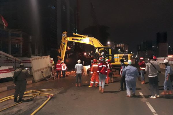  Pipa Gas PGN Bocor Gara-Gara Pengeboran Tiang Pancang LRT di Cawang