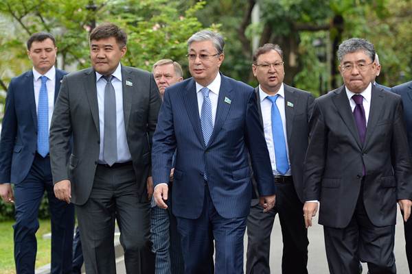  Parlemen Kazakhstan Sampaikan Undangan kepada Presiden Jokowi