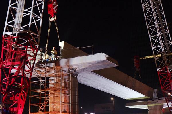  Pemasangan U-shape Girder Proyek LRT