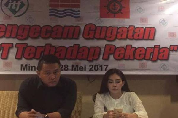 Anggota DPR Rieke Diah Pitaloka didampingi Ketua Umum SPJICT saat jumpa pers di Jakarta, Minggu (28/5/2017)./Bisnis.com-Akhmad Mabrori