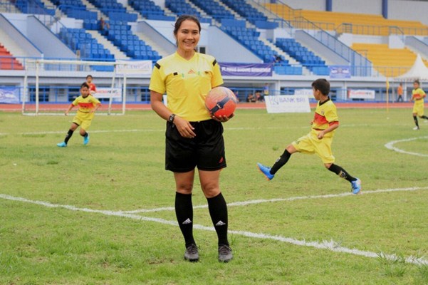  Mengenal Si Cantik Deliana Kaban, Wasit FIFA Wanita Pertama Indonesia