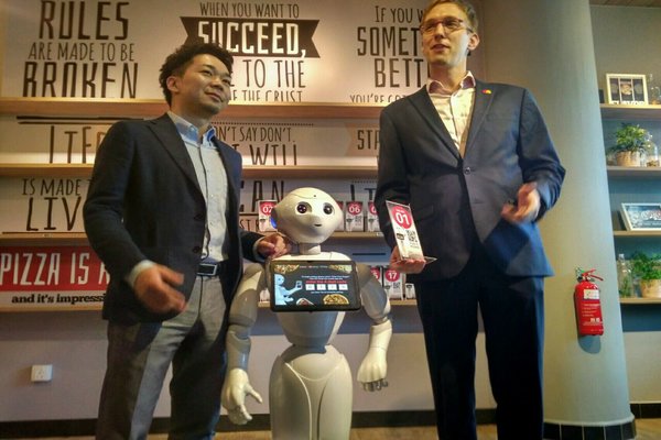  Mastercard dan Softbank Robotics Luncurkan Robot Pelayan Pizza Hut