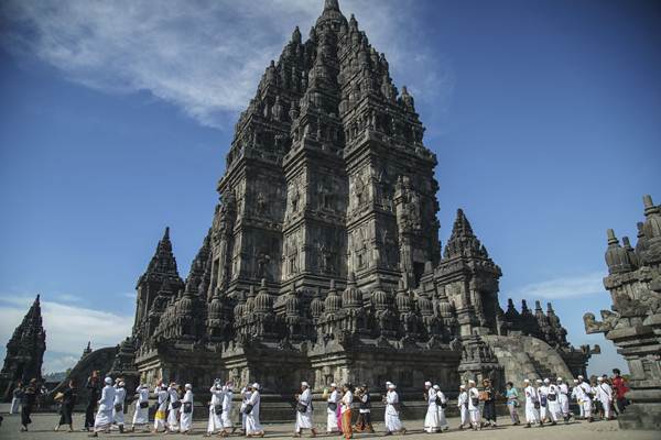  Prosesi Tawur Agung Kesanga di Candi Prambanan