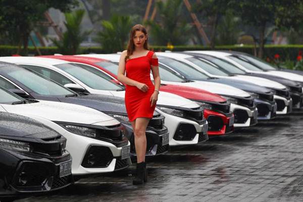 Model berpose dengan mobil Honda Civic Hatchback Turbo saat test drive di Jakarta, Selasa (13/6)./JIBI-Dwi Prasetya