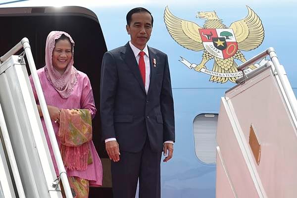  Presiden Joko Widodo Adu Hidung Dengan Tetua Suku Maori