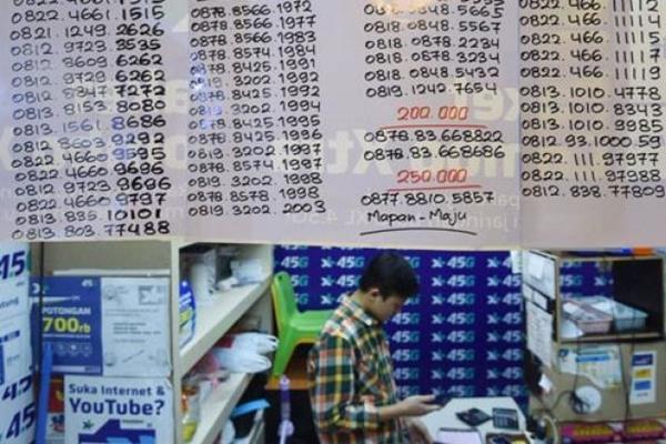 Pedagang meregistrasi kartu prabayar pada gerai miliknya di Mall Ambasador, Jakarta, Jumat (3/11/2017)./Antara