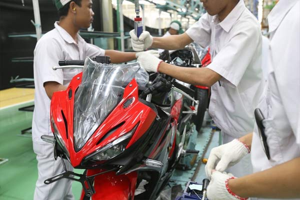  PENJUALAN SEPEDA MOTOR : Pasar Domestik Sedikit Melemah 