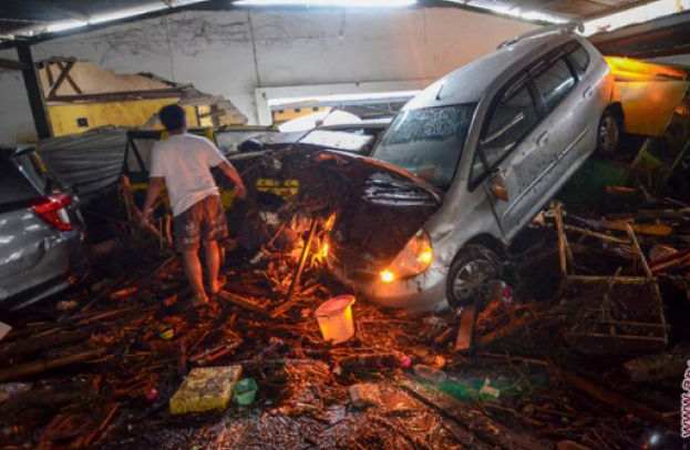  Banjir Bandang Cicaheum Bikin Belasan Mobil Saling Bertumpuk