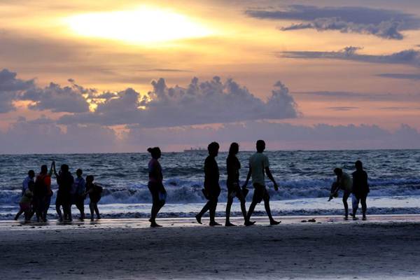  Menikmati Suasana Matahari Terbenam di Pantai Kuta