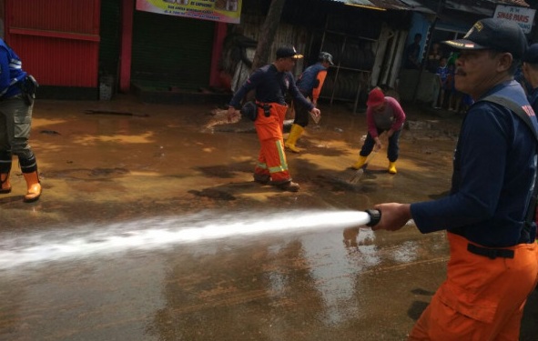 Warga Cicaheum Mulai Singkirkan Lumpur Sisa Banjir Bandang