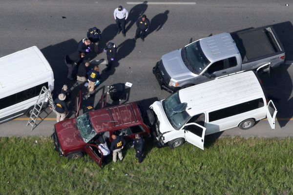 Aparat keamanan menyelidiki mobil Mark Conditt, pelaku serangkaian aksi pemboman di Texas, AS, setelah meledakkan dirinya sendiri di dalam mobil, Rabu (21/3)./Reuters-Loren Elliott 
