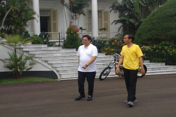  Berkaus Kuning, Jokowi Jalan Pagi Bareng Ketua Umum Partai Golkar