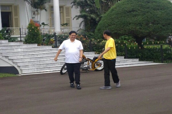  Jokowi Ajak Airlangga Hartarto Lihat Koleksi Motor Modifikasi