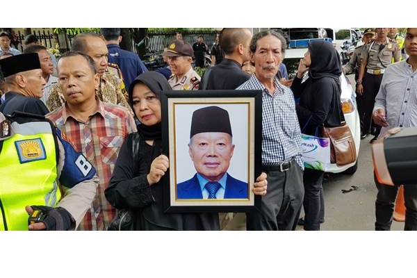  Try Sutrisno : Probosutedjo Sering Bela Soeharto