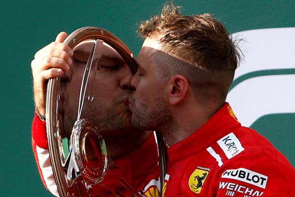  F1 Australia: Detik-detik Hamilton Ditelikung Vettel dari Pit Stop