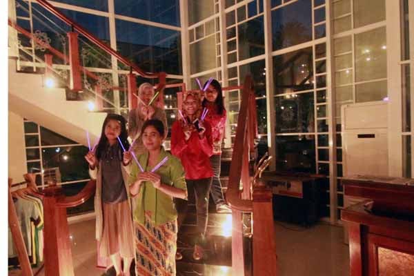  EARTH HOUR: Karyawan dan Tamu Hotel Dafam Semarang Nyanyikan ‘Heal The World’