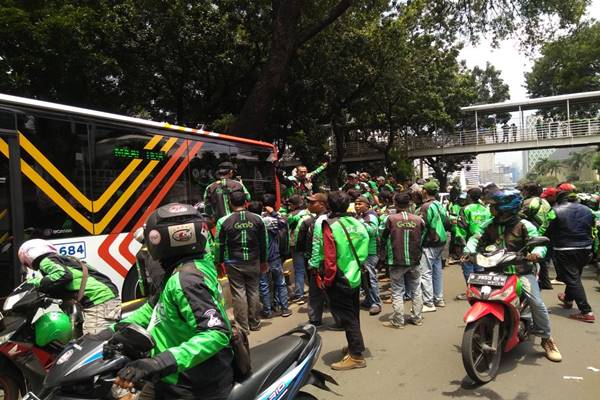  DEMO GOJEK-GRAB : Motor Penuhi Medan Merdeka Barat, Mobil Pribadi Masuk Jalur Busway