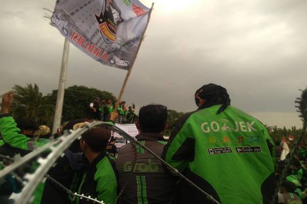  DEMO GOJEK-GRAB : Angkut Penumpang, Pengemudi Dibogem Pendemo