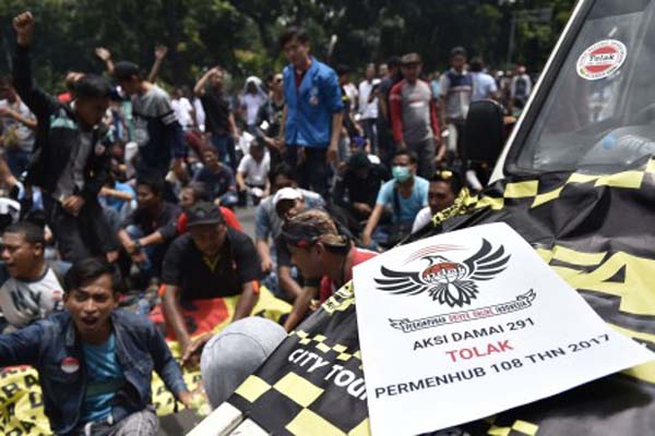  Setelah Diterima Istana, Taksi Online Ingin Permenhub Dicabut
