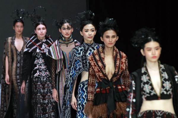  Adu Mode di Indonesia Fashion Week 2018 Hari Pertama