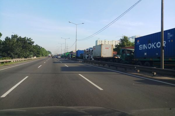  Jelang Pelarangan, Truk \"Parkir\" di Tol Cikunir