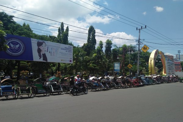  Seratusan Penarik Becak di Madiun Berjam-Jam Menunggu Presiden Jokowi