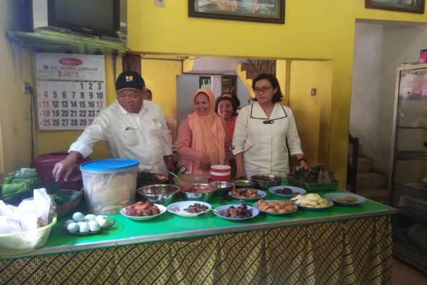  Menkeu dan Menteri PUPR Coba Kuliner Pecel di Madiun