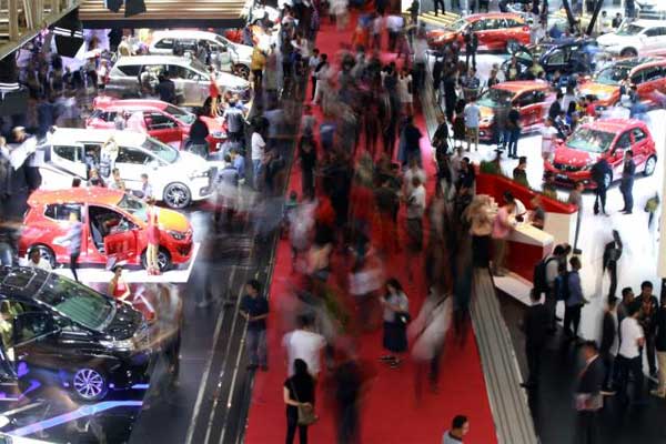 Pengunjung melihat mobil yang di pajang dalam ajang Indonesia International Motor Show (IIMS) 2017, di Jakarta/Bisnis, Abdullah Azzam