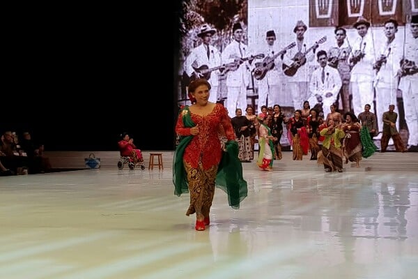  Begini Anggunnya Menteri Susi Pudjiastuti Berkebaya Catwalk di Fashion Show Anne Avantie