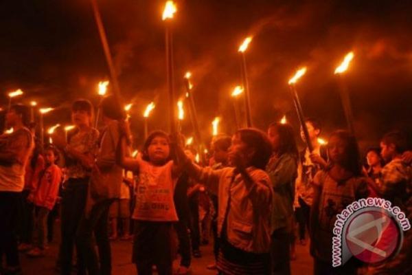  Rayakan Paskah, Ribuan Orang Pawai Obor di Papua