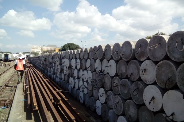  TRANSPORTASI UMUM, Menunggu KRL Melintasi Solo