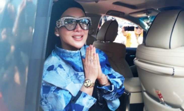  Kepanasan, Syahrini Buka Jaket di Sidang First Travel