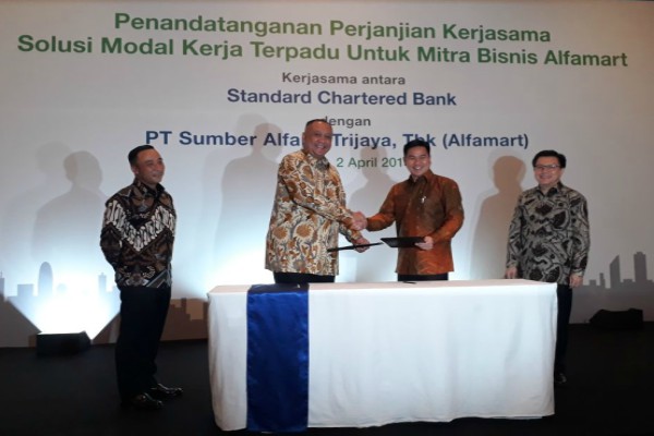  Standard Chartered Sediakan Kredit Modal Kerja untuk Mitra Alfamart