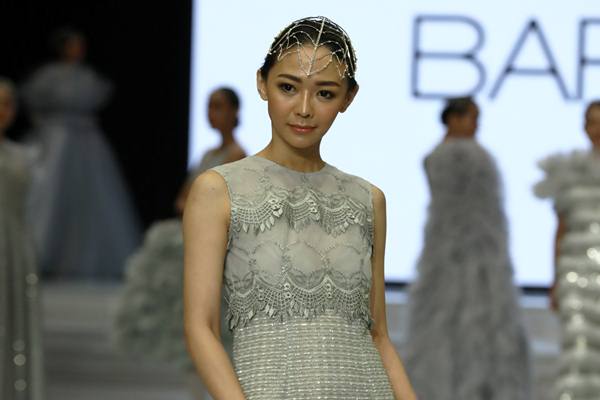  Dazzling, Koleksi Busana Glamor dari Barli Asmara