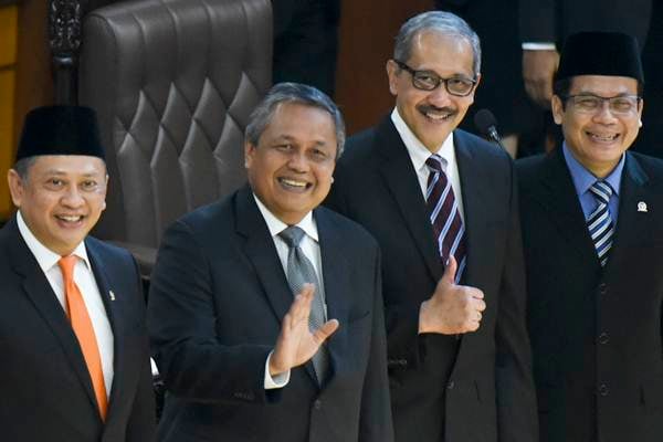 Ketua DPR Bambang Soesatyo (kiri) didampingi Wakil Ketua DPR Taufik Kurniawan (kanan) memperkenalkan Gubernur BI terpilih Perry Warjiyo (kedua kiri) dan Deputi Gubernur BI terpilih Dody Budi Waluyo (kedua kanan) saat rapat paripurna di Kompleks Parlemen, Senayan, Jakarta, Selasa (3/4/2018)./ANTARA-Hafidz Mubarak 