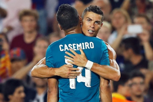 Megabintang Real Madrid, Cristiano Ronaldo, memeluk rekannya Casemiro/twitter real madrid