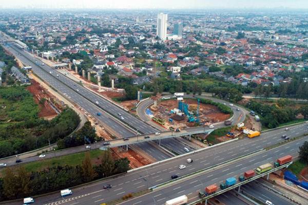 Foto aerial suasana lalu-lintas jalan tol Cikampek, di Bekasi, Jawa Barat, Senin (12/3/2018)./JIBI-Nurul Hidayat