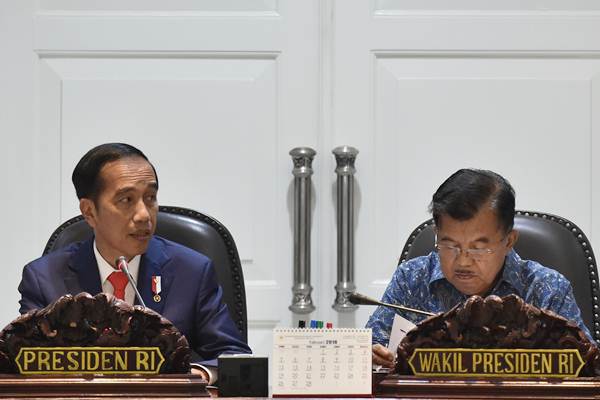Presiden Joko Widodo (kiri) didampingi Wakil Presiden Jusuf Kalla memimpin rapat terbatas persiapan Asian Games XVIII di kantor Presiden, Jakarta, Selasa (6/3/2018)./ANTARA-Puspa Perwitasari