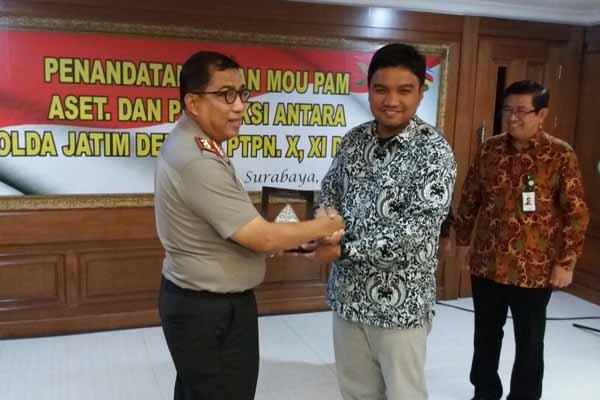 Plt Direktur Utama PTPN XI Daniyanto (kanan) dan Kapolda Jatim Irjen Pol Machfud Arifin (kiri) saat penandatanganan kerja sama pengamanan proses produksi dan aset PTPN XI, Rabu (4/4/2018).