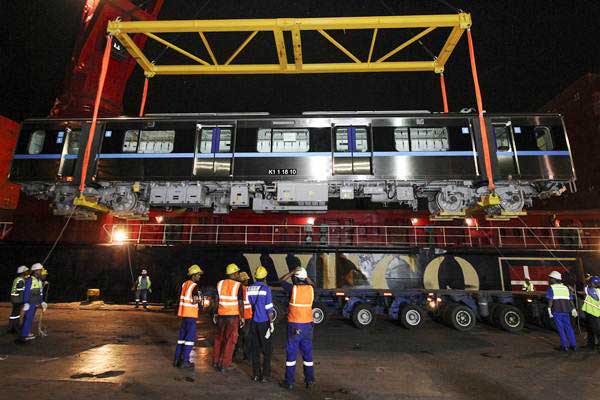  Proses Bongkar Muat 12 Unit Kereta MRT Jakarta Dimulai