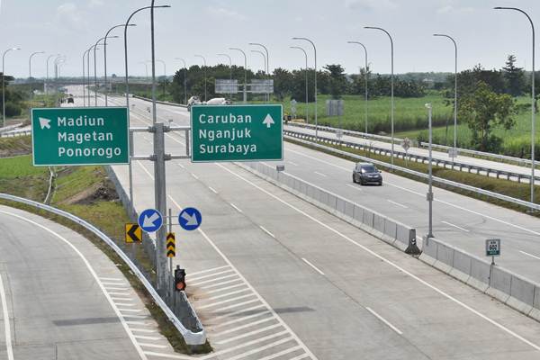 Pengendara melintas di jalan tol ruas Kertosono-Ngawi di Kabupaten Madiun, Jawa Timur, Senin (26/3/2018)./ANTARA-Siswowidodo