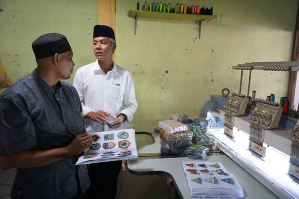  Pilgub Jateng 2018 : Ganjar Kunjungi Pengrajin Kerudung dan Bordir Rembang