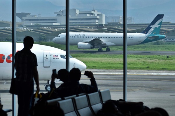  Cuaca Penerbangan 6 April: Hujan di Bandara Husein Sastranegara Adi Sutjipto