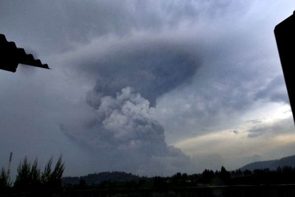  Gunung Sinabung Semburkan Material Vulkanik dan Awan Panas